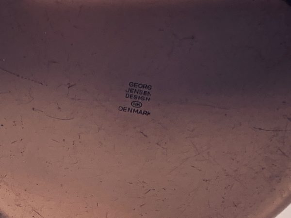 Afbeelding van een koperen sauspan van Georg Jensen ontworpen door Henning Koppel die in deze advertentie wordt aangeboden.