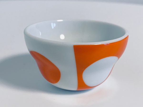 Afbeelding van de Verner Panton Menu eierdopje oranje die in deze advertentie wordt aangeboden.