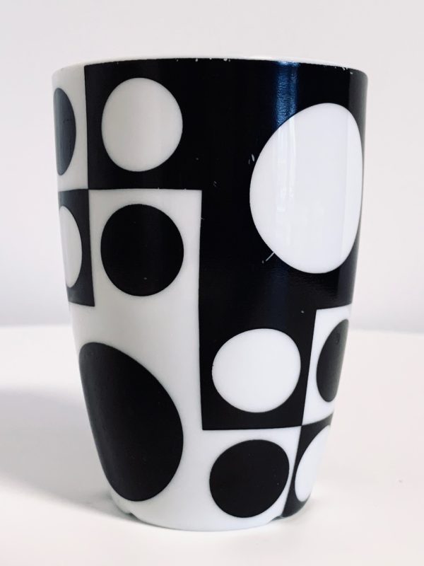 Afbeelding van de Verner Panton Menu beker zwart wit 210 ml die in deze advertentie wordt aangeboden.