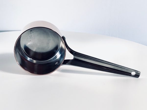 Afbeelding van een koperen sauspan van Georg Jensen ontworpen door Henning Koppel die in deze advertentie wordt aangeboden.