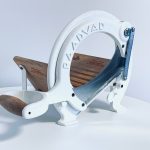 Abbildung der Raadvad-Brotschneidemaschine in der Farbe Weiß, die in dieser Anzeige angeboten wird.