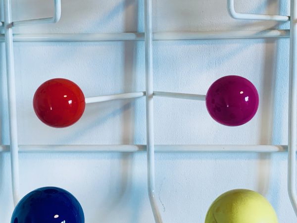 Afbeelding van de Vitra kapstok ontworpen door Charles en Ray Eamnes die in deze advertentie wordt aangeboden.