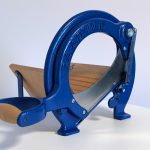 Bild der Raadvad-Brotschneidemaschine in der Farbe Blau, die in dieser Anzeige des Messers angeboten wird.