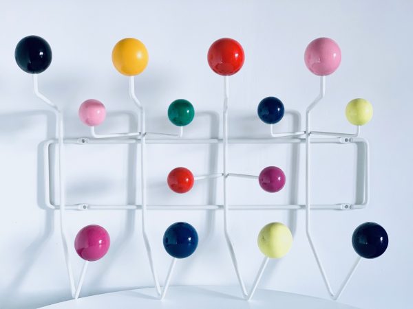 Afbeelding van de Vitra kapstok ontworpen door Charles en Ray Eamnes die in deze advertentie wordt aangeboden.