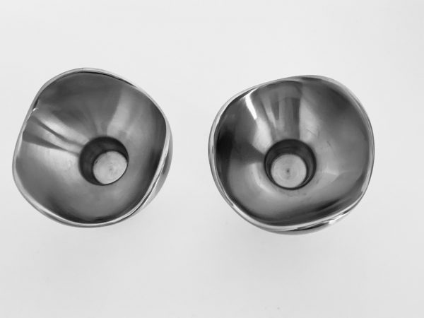 Afbeelding van de bovenkant van de Georg Jensen Bloom kandelaars die in deze advertentie worden aangeboden.