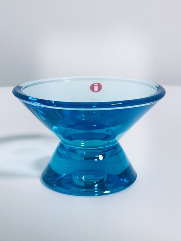 Afbeelding van de Iittala Kartio kandelaar in de kleur licht blauw die in deze advertentie wordt aangeboden.