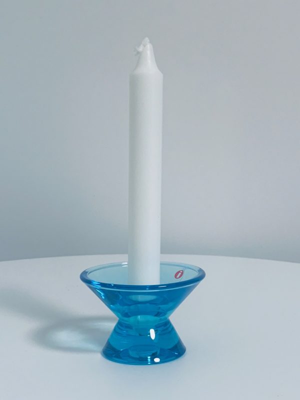 Afbeelding van de Iittala Kartio kandelaar in de kleur licht blauw die in deze advertentie wordt aangeboden.