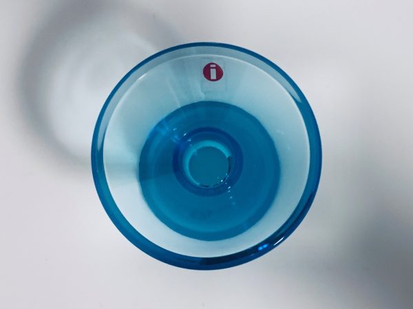 Afbeelding van de Iittala Kartio kandelaar in de kleur licht blauw die in deze advertentie wordt aangeboden.