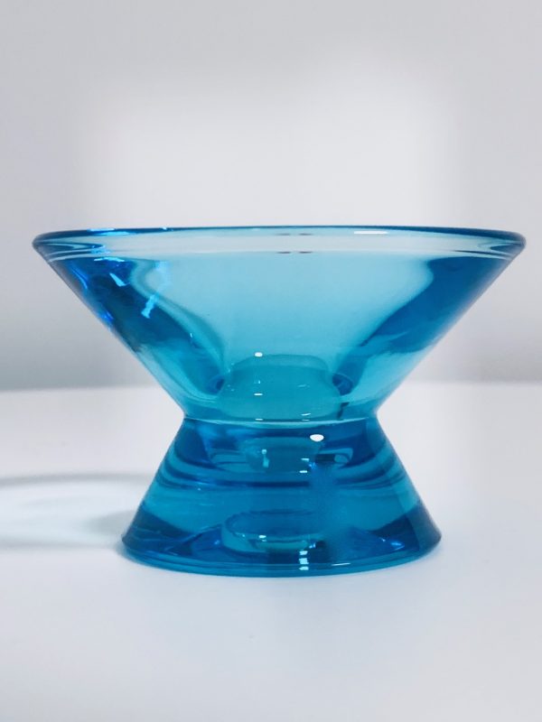 Afbeelding van de Iittala Kartio kandelaar in de kleur licht blauw die in deze advertentie wordt aangeboden.