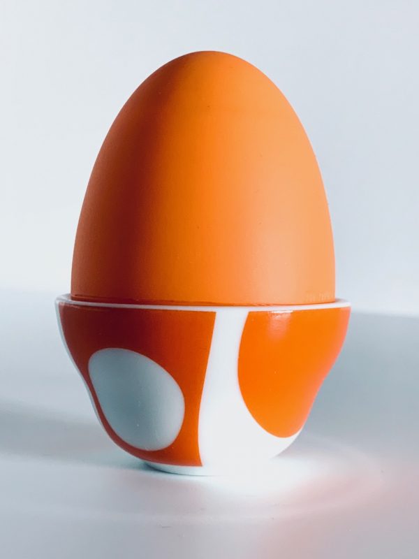 Afbeelding van Menu Verner Panton eierdopje in de kleur wit met oranje die in deze advertentie wordt aangeboden.