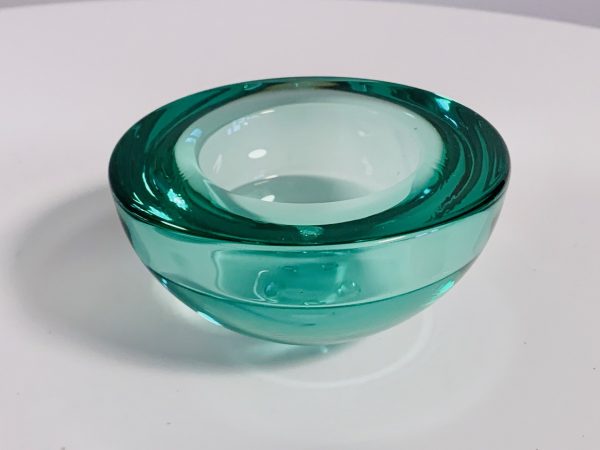 Afbeelding van de Iittala ballo votive waxinelichthouder in de kleur groen die in deze advertentie wordt aangeboden van de voorkant