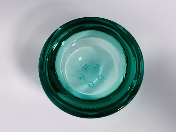Afbeelding van de Iittala ballo votive waxinelichthouder in de kleur groen bovenkant die in deze advertentie wordt aangeboden.