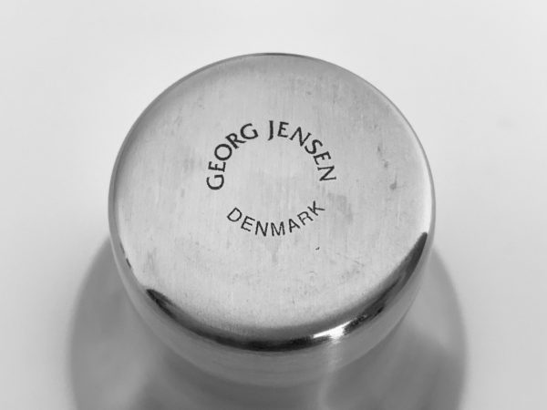 Afbeelding van de onderkant van de Georg Jensen Bloom kandelaars die in deze advertentie worden aangeboden.