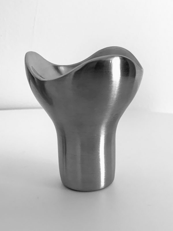 Afbeelding van de Georg Jensen Bloom kandelaar die in deze advertentie worden aangeboden.