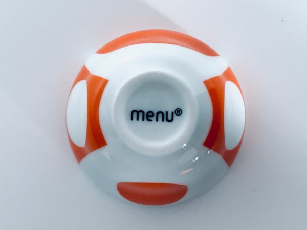 Afbeelding van Menu Verner Panton eierdopje onderkant in de kleur wit met oranje die in deze advertentie wordt aangeboden.