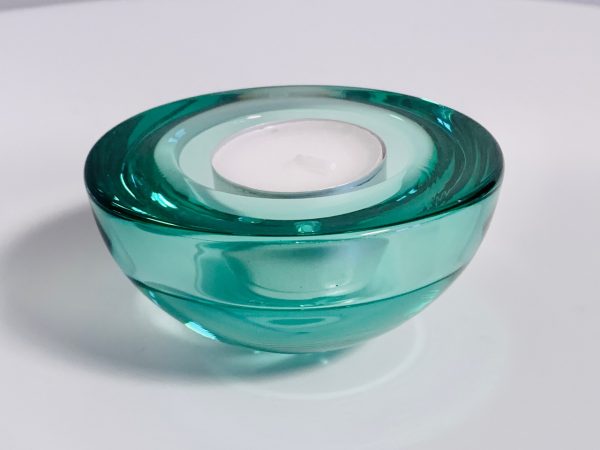 Afbeelding van de Iittala ballo votive waxinelichthouder in de kleur groen met theelichtje die in deze advertentie wordt aangeboden.