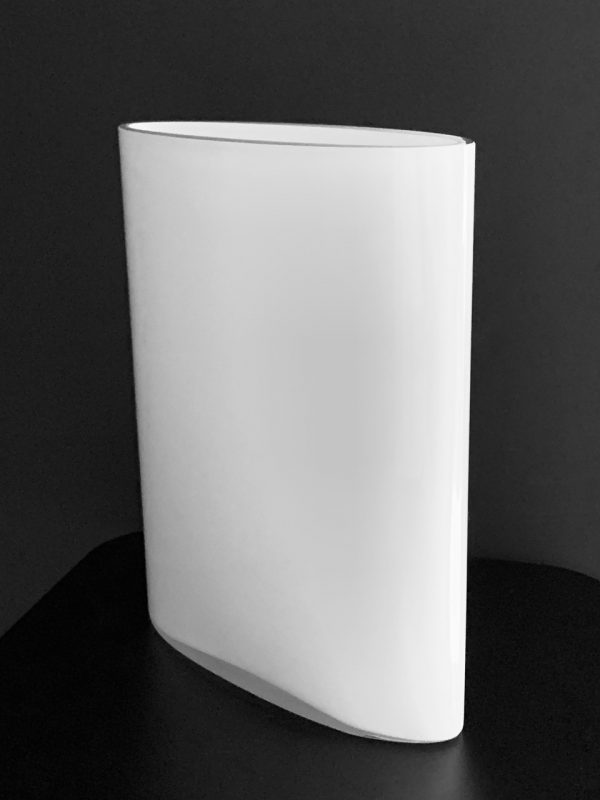 Afbeelding van de zijkant van de Iittala Tapio Wirkkala Ovalis vaas 245 mm die in deze advertentie wordt aangeboden.