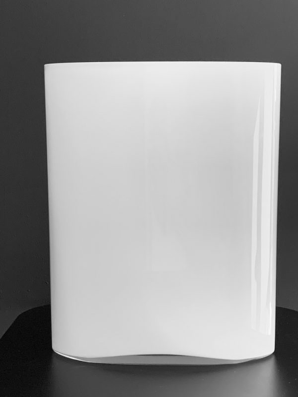 Afbeelding van de achterkant van de Iittala Tapio Wirkkala Ovalis vaas 245 mm die in deze advertentie wordt aangeboden.