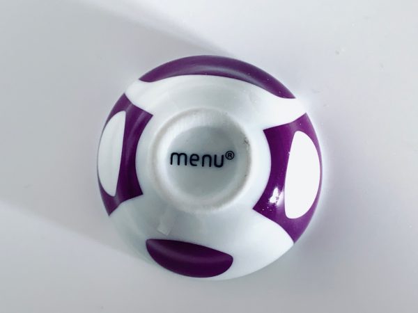 Afbeelding van Menu Verner Panton eierdopje onderkant in de kleur wit met paars die in deze advertentie wordt aangeboden.