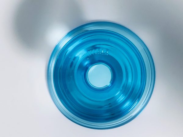 Afbeelding van de Iittala Kartio kandelaar in de kleur licht blauw die in deze advertentie wordt aangeboden.