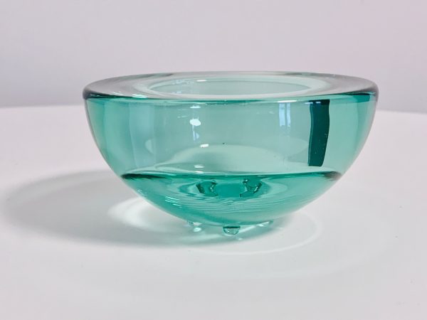 Afbeelding van de Iittala ballo votive waxinelichthouder in de kleur groen die in deze advertentie wordt aangeboden.