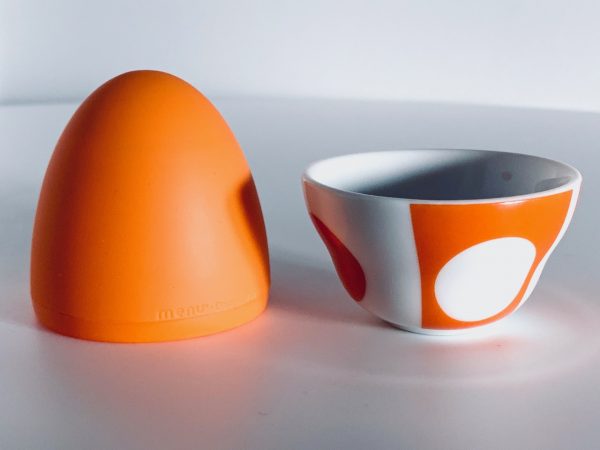 Afbeelding van Menu Verner Panton eierdopje voorkant in de kleur wit met oranje die in deze advertentie wordt aangeboden.