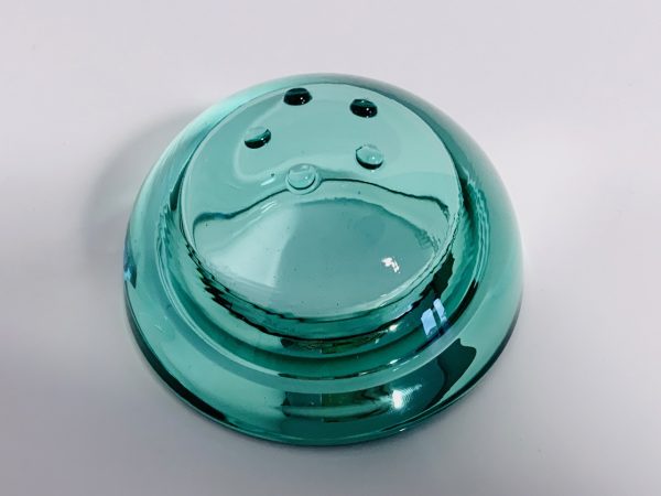 Afbeelding van de Iittala ballo votive waxinelichthouder in de kleur groen onderkant die in deze advertentie wordt aangeboden.