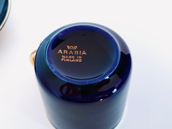 Afbeelding van het Iittala Arabia made in Finland servies blauw met goud dat in deze advertentie wordt aangeboden.