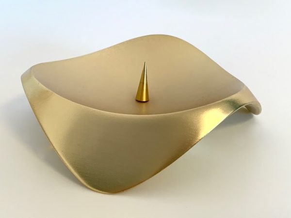 Afbeelding van de Stelton Papilio Uno Blok kandelaar mat goud die in deze advertentie wordt aangeboden.