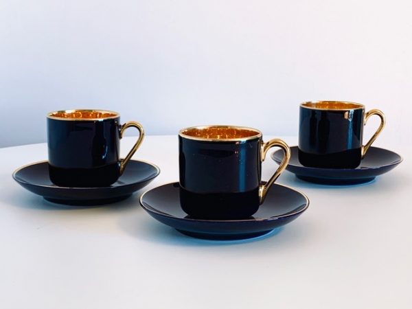 Afbeelding van het Iittala Arabia made in Finland servies blauw met goud dat in deze advertentie wordt aangeboden.