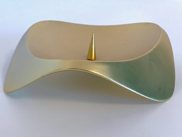Afbeelding van de Stelton Papilio Uno Blok kandelaar mat goud die in deze advertentie wordt aangeboden.