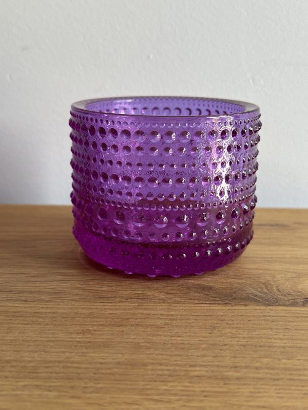 De Iittala Kastehelmi Amethist van de kunstenaar Oiva Toikka is een zeldzame kleur uitgegeven ter ere van het 140 jarige bestaan van Iittala. Het glazen object met zijn druppels is geïnspireerd op dauw. Hij voegt een uniek en elegant element toe aan elk interieur. De kleur Amethist zat slechts een korte periode in het assortiment van Iittala.

De Iittala Kastehelmi Amethist voegt aan elk interieur een opvallend element toe. Creëert een zachte ambiance. Dit is bijvoorbeeld een perfect cadeau voor bruiloften, jubilea of verjaardagen. De kandelaar is alleen geschikt voor taps toelopende kaarsen.

Ontwerp Iittala Kastehelmi kandelaar 

Oiva Toikka liet zich bij het ontwerpen van de Kastehelmi-lijn voor het Finse Iittala inspireren door de dauwdruppels uit de natuur. Een voorbeeld hiervan is de prachtige reflectie van het kaarslicht door de druppels van deze kandelaar. De houder is geschikt voor waxinelichtjes.

Ontwerper Oiva Toikka

Ontwerpen Oiva Toikka heeft een belangrijke bijdrage geleverd aan de Finse glaskunst. Met zijn fantasierijke ontwerpen bracht hij een geheel nieuwe stijl toe aan glaskunst. Tegenwoordig wordt hij als een van de grootste namen in de Finse glaskunst gezien. Naast deze kandelaar heeft Toikka ook veel vogels voor Iittala ontworpen.

Specificaties Iittala Kastehelmi kandelaar Amethist

Deze prachtige kandelaar zit nieuw in doos. De kandelaar heeft een klein productiefoutje aan de rand. Bekijkt u hiervoor de foto's. De afmeting is 64 mm. 