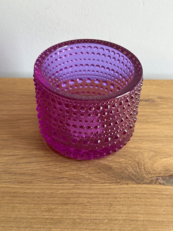 De Iittala Kastehelmi Amethist van de kunstenaar Oiva Toikka is een zeldzame kleur uitgegeven ter ere van het 140 jarige bestaan van Iittala. Het glazen object met zijn druppels is geïnspireerd op dauw. Hij voegt een uniek en elegant element toe aan elk interieur. De kleur Amethist zat slechts een korte periode in het assortiment van Iittala.

De Iittala Kastehelmi Amethist voegt aan elk interieur een opvallend element toe. Creëert een zachte ambiance. Dit is bijvoorbeeld een perfect cadeau voor bruiloften, jubilea of verjaardagen. De kandelaar is alleen geschikt voor taps toelopende kaarsen.

Ontwerp Iittala Kastehelmi kandelaar 

Oiva Toikka liet zich bij het ontwerpen van de Kastehelmi-lijn voor het Finse Iittala inspireren door de dauwdruppels uit de natuur. Een voorbeeld hiervan is de prachtige reflectie van het kaarslicht door de druppels van deze kandelaar. De houder is geschikt voor waxinelichtjes.

Ontwerper Oiva Toikka

Ontwerpen Oiva Toikka heeft een belangrijke bijdrage geleverd aan de Finse glaskunst. Met zijn fantasierijke ontwerpen bracht hij een geheel nieuwe stijl toe aan glaskunst. Tegenwoordig wordt hij als een van de grootste namen in de Finse glaskunst gezien. Naast deze kandelaar heeft Toikka ook veel vogels voor Iittala ontworpen.

Specificaties Iittala Kastehelmi kandelaar Amethist

Deze prachtige kandelaar zit nieuw in doos. De kandelaar heeft een klein productiefoutje aan de rand. Bekijkt u hiervoor de foto's. De afmeting is 64 mm. 