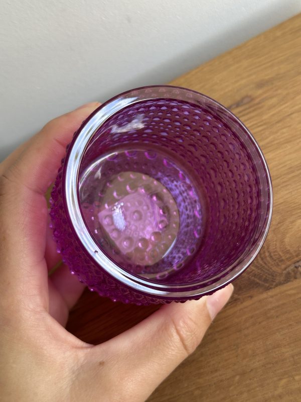 De Iittala Kastehelmi Amethist van de kunstenaar Oiva Toikka is een zeldzame kleur uitgegeven ter ere van het 140 jarige bestaan van Iittala. Het glazen object met zijn druppels is geïnspireerd op dauw. Hij voegt een uniek en elegant element toe aan elk interieur. De kleur Amethist zat slechts een korte periode in het assortiment van Iittala.

De Iittala Kastehelmi Amethist voegt aan elk interieur een opvallend element toe. Creëert een zachte ambiance. Dit is bijvoorbeeld een perfect cadeau voor bruiloften, jubilea of verjaardagen. De kandelaar is alleen geschikt voor taps toelopende kaarsen.

Ontwerp Iittala Kastehelmi kandelaar 

Oiva Toikka liet zich bij het ontwerpen van de Kastehelmi-lijn voor het Finse Iittala inspireren door de dauwdruppels uit de natuur. Een voorbeeld hiervan is de prachtige reflectie van het kaarslicht door de druppels van deze kandelaar. De houder is geschikt voor waxinelichtjes.

Ontwerper Oiva Toikka

Ontwerpen Oiva Toikka heeft een belangrijke bijdrage geleverd aan de Finse glaskunst. Met zijn fantasierijke ontwerpen bracht hij een geheel nieuwe stijl toe aan glaskunst. Tegenwoordig wordt hij als een van de grootste namen in de Finse glaskunst gezien. Naast deze kandelaar heeft Toikka ook veel vogels voor Iittala ontworpen.

Specificaties Iittala Kastehelmi kandelaar Amethist

Deze prachtige kandelaar zit nieuw in doos. De kandelaar heeft een klein productiefoutje aan de rand. Bekijkt u hiervoor de foto's. De afmeting is 64 mm. 