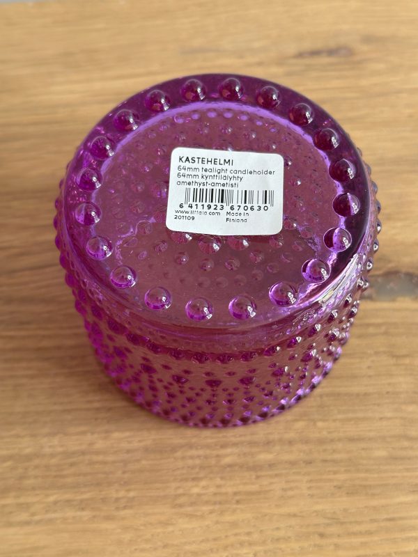 De Iittala Kastehelmi Amethist van de kunstenaar Oiva Toikka is een zeldzame kleur uitgegeven ter ere van het 140 jarige bestaan van Iittala. Het glazen object met zijn druppels is geïnspireerd op dauw. Hij voegt een uniek en elegant element toe aan elk interieur. De kleur Amethist zat slechts een korte periode in het assortiment van Iittala.

De Iittala Kastehelmi Amethist voegt aan elk interieur een opvallend element toe. Creëert een zachte ambiance. Dit is bijvoorbeeld een perfect cadeau voor bruiloften, jubilea of verjaardagen. De kandelaar is alleen geschikt voor taps toelopende kaarsen.

Ontwerp Iittala Kastehelmi kandelaar 

Oiva Toikka liet zich bij het ontwerpen van de Kastehelmi-lijn voor het Finse Iittala inspireren door de dauwdruppels uit de natuur. Een voorbeeld hiervan is de prachtige reflectie van het kaarslicht door de druppels van deze kandelaar. De houder is geschikt voor waxinelichtjes.

Ontwerper Oiva Toikka

Ontwerpen Oiva Toikka heeft een belangrijke bijdrage geleverd aan de Finse glaskunst. Met zijn fantasierijke ontwerpen bracht hij een geheel nieuwe stijl toe aan glaskunst. Tegenwoordig wordt hij als een van de grootste namen in de Finse glaskunst gezien. Naast deze kandelaar heeft Toikka ook veel vogels voor Iittala ontworpen.

Specificaties Iittala Kastehelmi kandelaar Amethist

Deze prachtige kandelaar zit nieuw in doos. De kandelaar heeft een klein productiefoutje aan de rand. Bekijkt u hiervoor de foto's. De afmeting is 64 mm. 