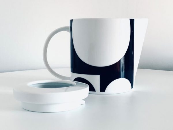 Image of the Menu Verner Panton teapot offered in this advertisement.