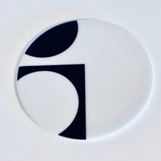 Image du dessous de verre Verner Panton pour menu proposé dans cette annonce.