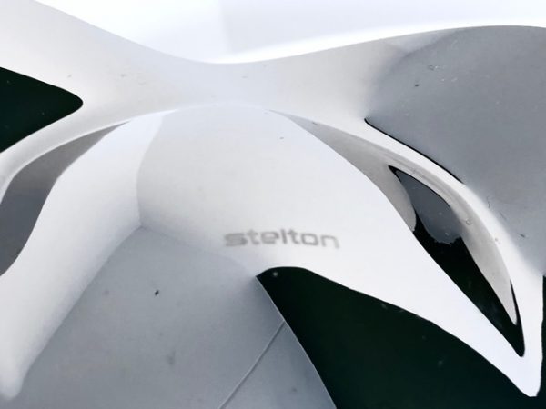 Abbildung des in dieser Anzeige angebotenen Stelton Papilio Uno Blockkerzenhalters in der polierten Edelstahlversion.