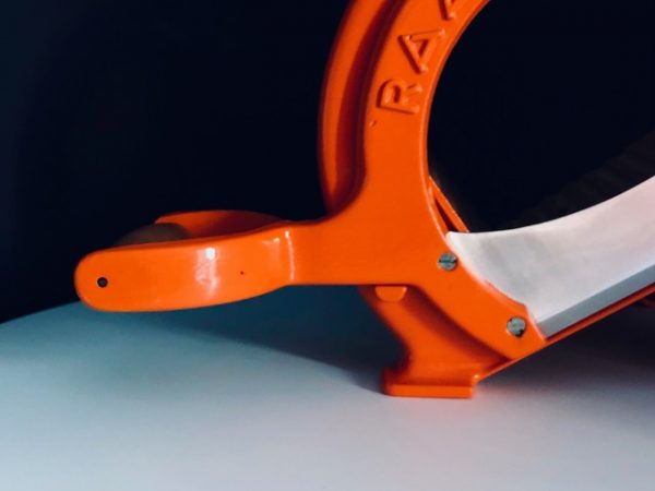 Image de la trancheuse à pain Raadvad dans la couleur orange proposée dans cette publicité.