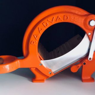 Image de la trancheuse à pain Raadvad dans la couleur orange proposée dans cette publicité.