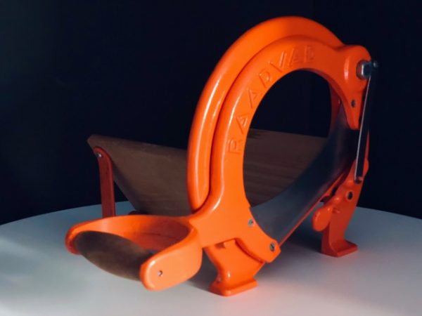 Image de la trancheuse à pain Raadvad dans la couleur orange proposée dans cette publicité.