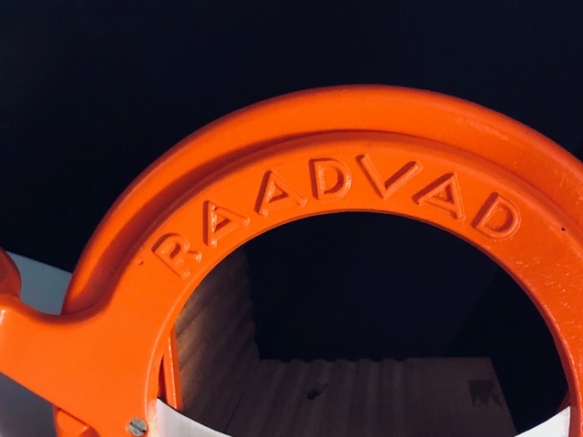 Immagine dell'affettatrice per pane Raadvad nel colore arancione offerta in questo annuncio.
