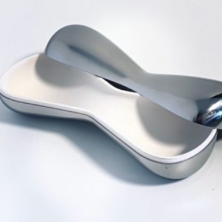 Afbeelding van de Georg Jensen Spinbox met wit siliconen inleg stuk die in deze advertentie wordt aangeboden.