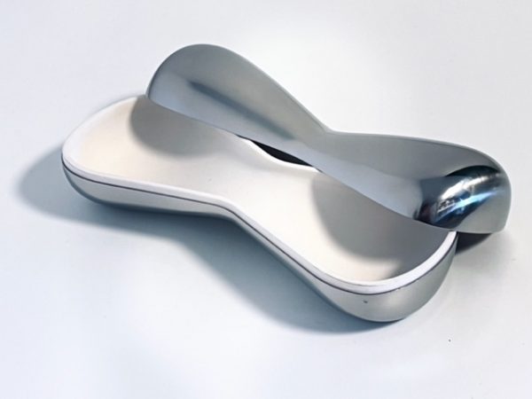 Afbeelding van de Georg Jensen Spinbox met wit siliconen inleg stuk die in deze advertentie wordt aangeboden.