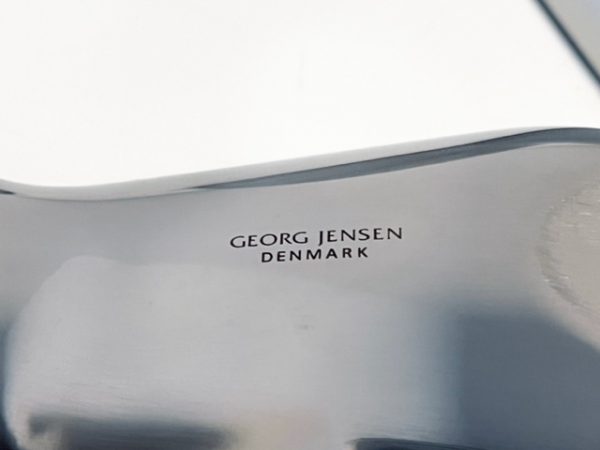 Afbeelding van de Georg Jensen Spinbox met wit siliconen inleg stuk die in deze advertentie wordt aangeboden.