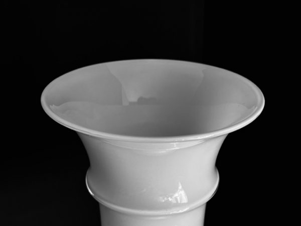 Abbildung der 23 cm Holmegaard Vase Michael Bang, die in dieser Anzeige angeboten wird.