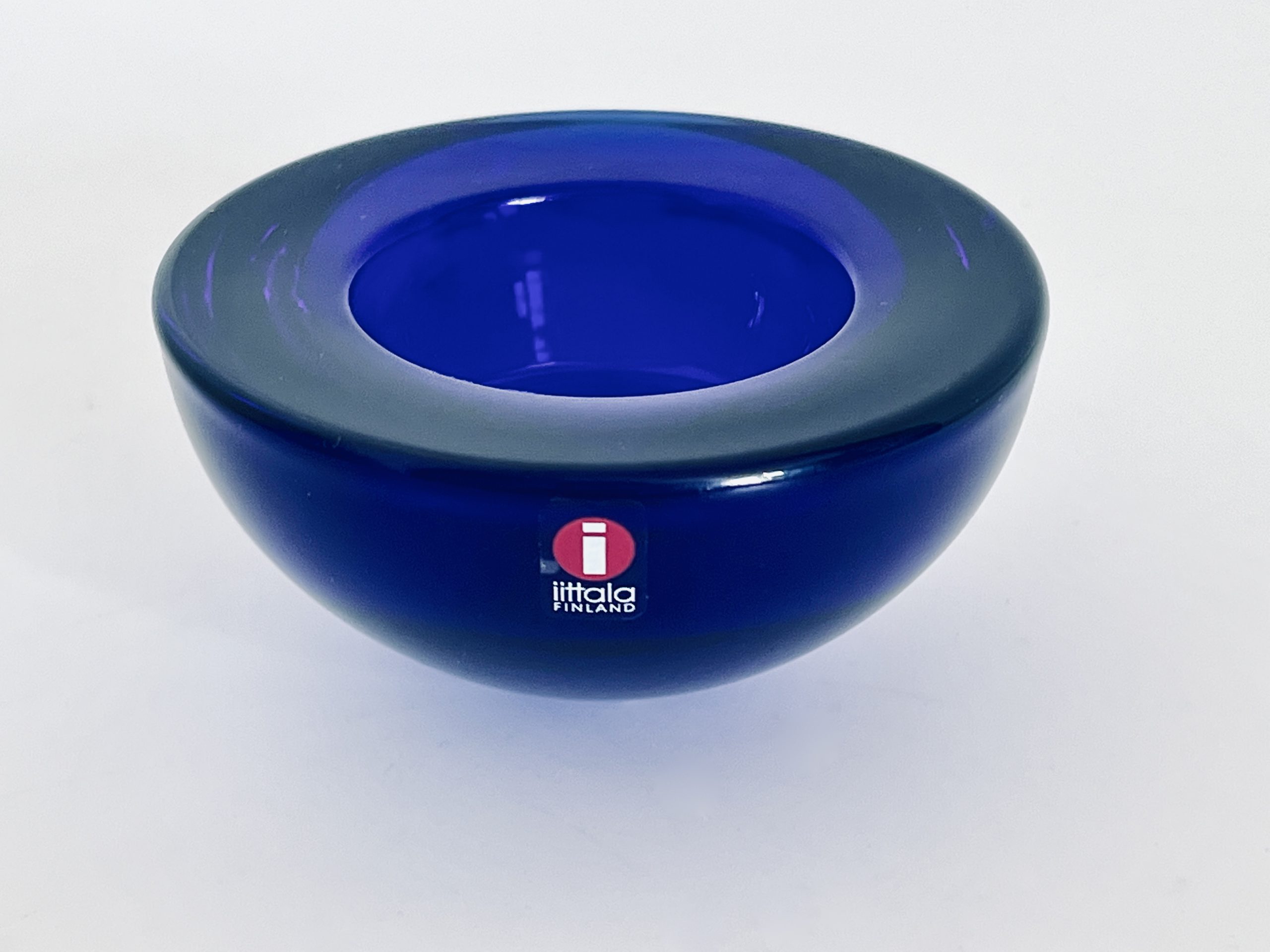 Abbildung des in dieser Anzeige angebotenen Iittala Hello Teelichthalters in der Farbe Kobaltblau.