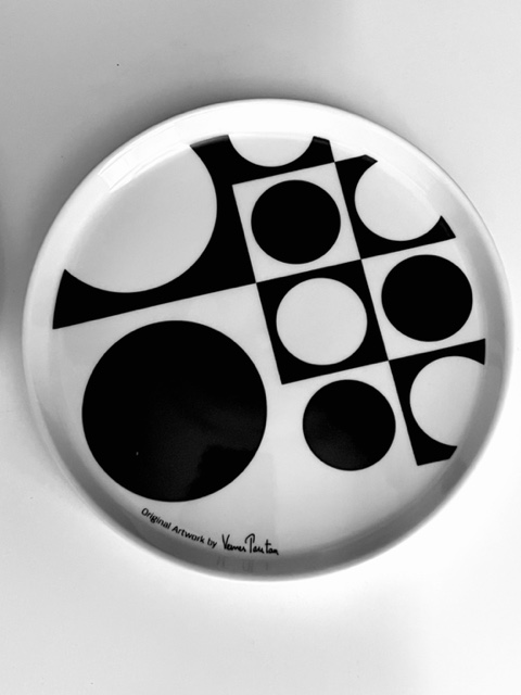 Image of the Menu Verner Panton plates set of 2 with the original packaging offered in this advertisement.