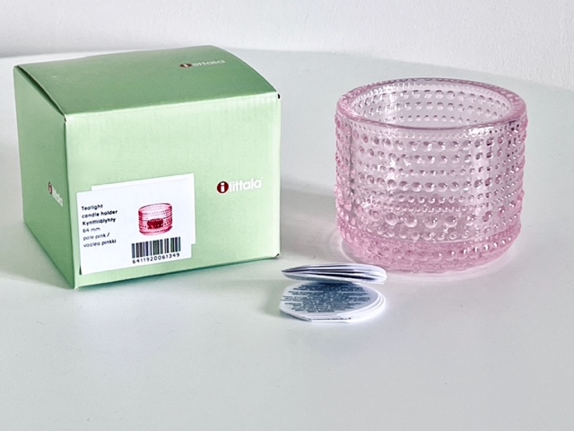 Bild des Iittala Kasthelmi Kerzenhalters in den Farben Pale Pink und Pale Pink, die in diesem Angebot enthalten sind.