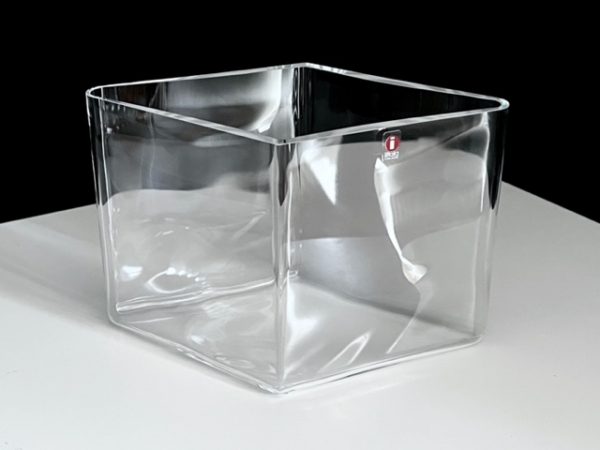 Afbeelding van de Iittala Bering vaas compleet met inleg die in deze advertentie wordt aangeboden.